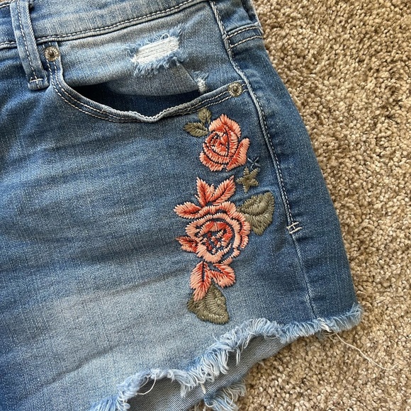 Mudd High Rise Shortie Flx Stretch embroidered floral Jean shorts. EUC. Festival - Picture 2 of 10